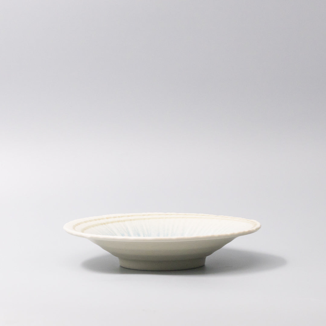 Shallow 20cm ceramic bowl with a refined design, perfect for serving pasta, salads, or shared dishes.