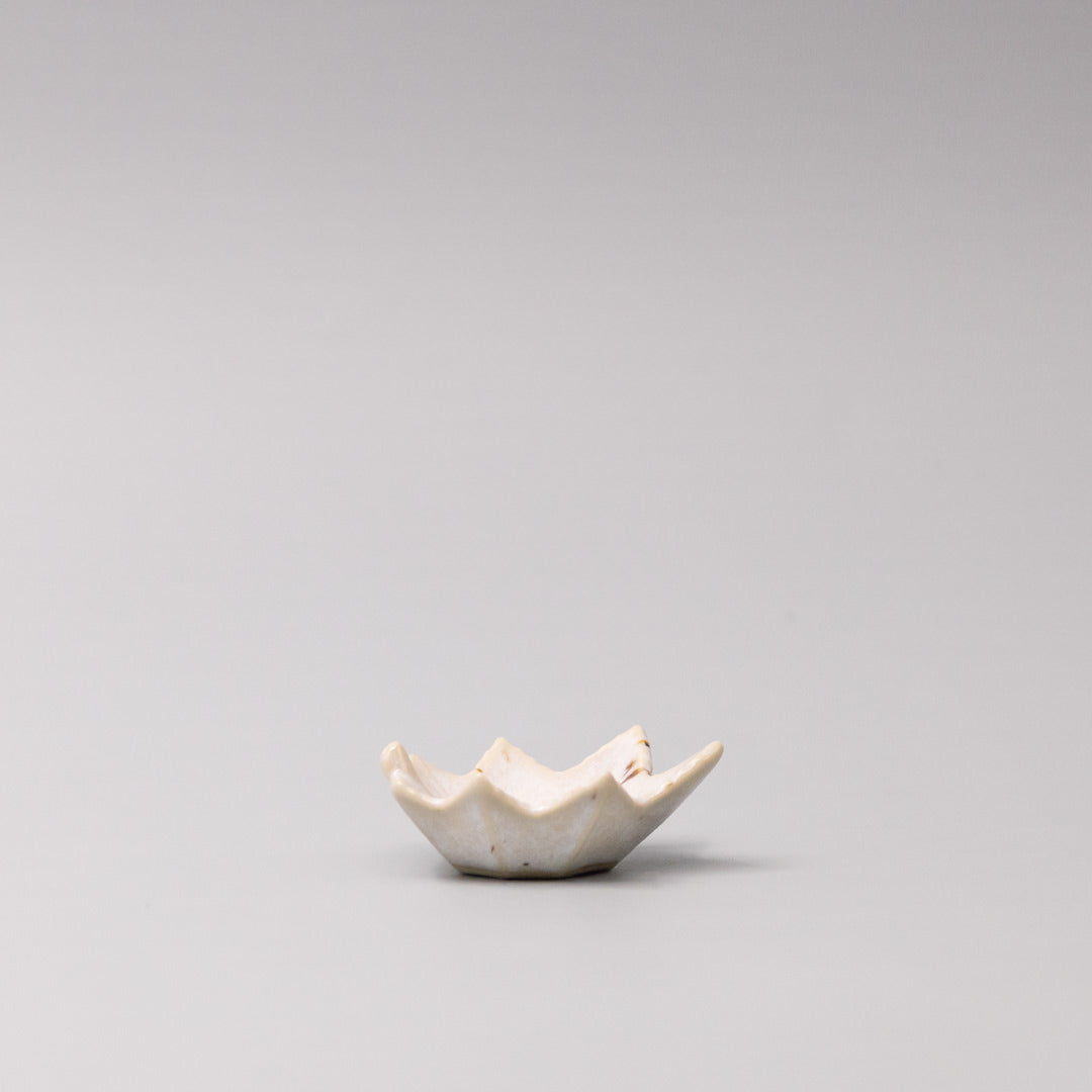Sauce Dish Maple Leaf 6cm Ivory Fleck