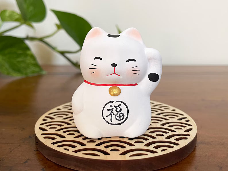 Okimono White Maneki Neko